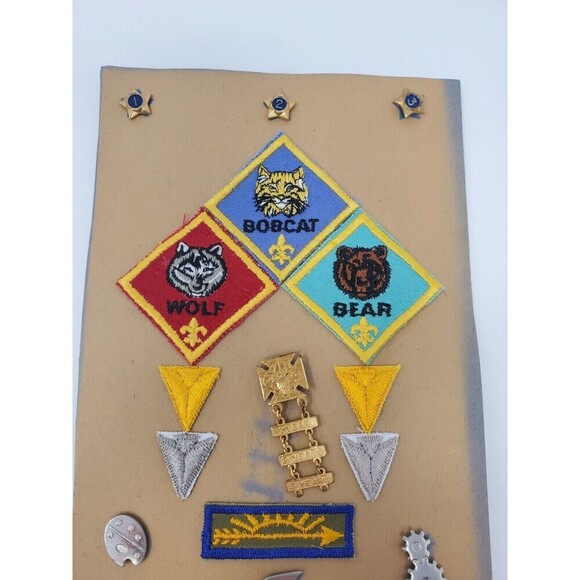 VINTAGE BOY SCOUTS MEMORABILIA 1970S PINS & PATCHES WOLF BOBCAT BEAR - Picture 2 of 7